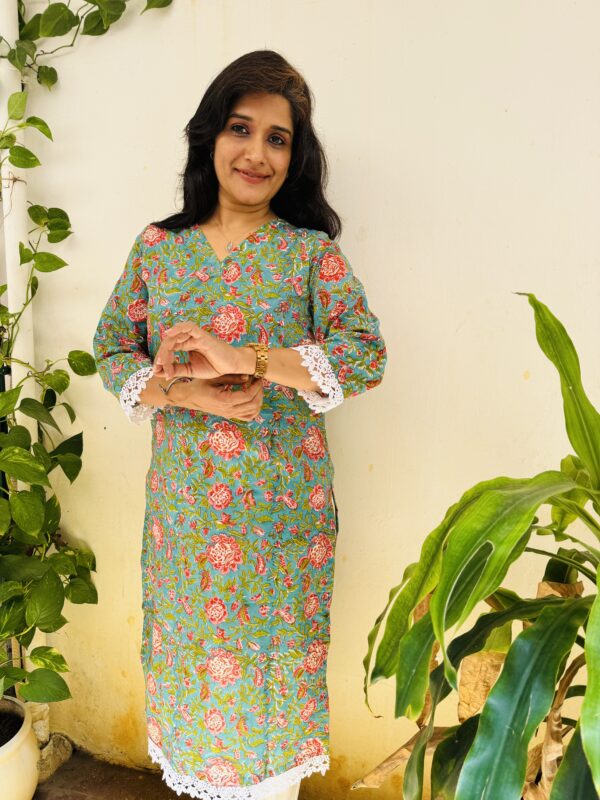 Green floral Sanagneri kurta with lace for casual wear